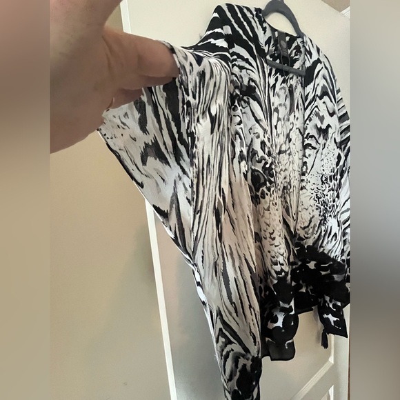 NEW! Vince Camuto Black and White Women's Wrap, Kimona, Ruana Style OSFM - Picture 16 of 16